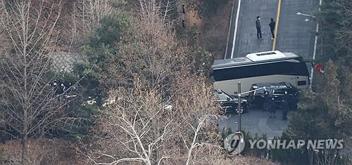 고위공직자범죄수사처가 윤석열 대통령의 체포영장 집행에 나선 3일 서울 용산구 한남동 대통령 관저 경내 도로를 대통령 경호 인원들이 차량으로 막고 있다. 연합뉴스